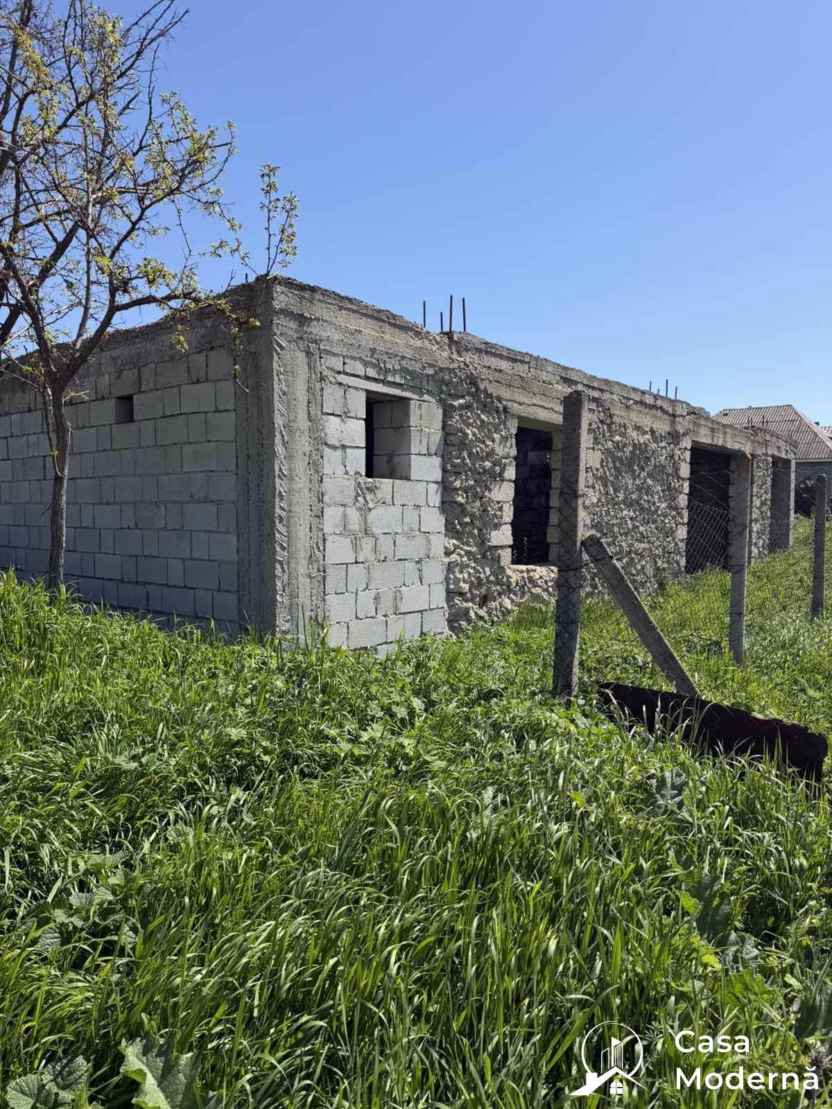Land with unfinished construction for sale – Roșu village