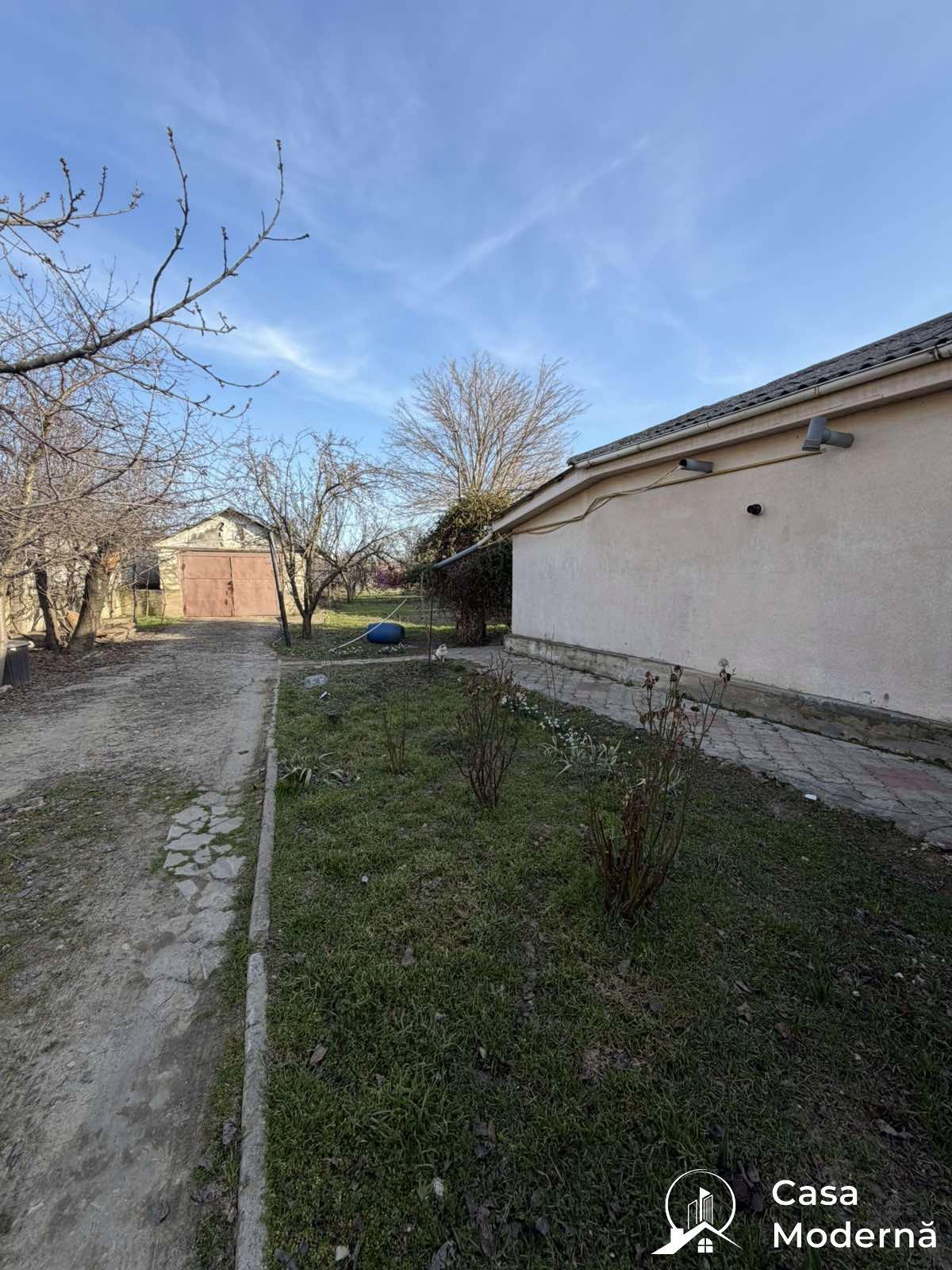 Half House for Sale in City Center, Near the Park